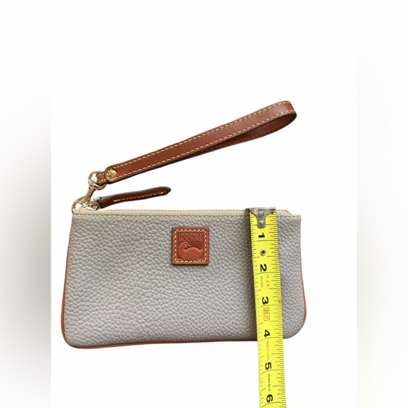 Dooney & Bourke Pebble Leather Wristlet Taupe Zip Clutch Wallet Card Case NWOT - Picture 4 of 7